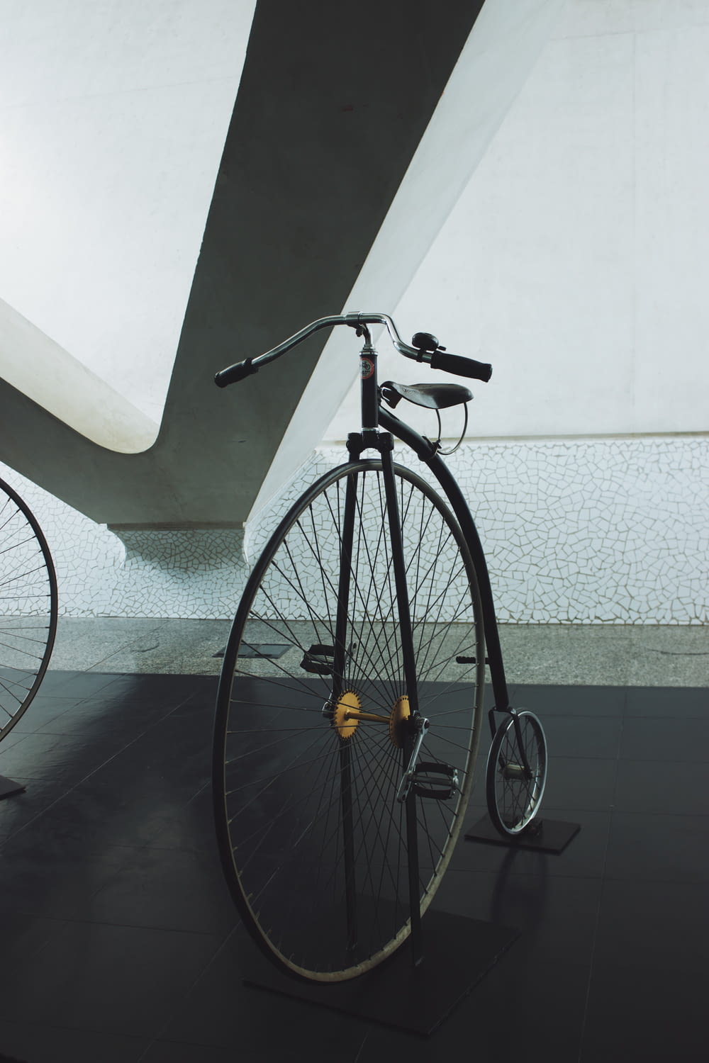 グレースケール写真のブラックペニーパーティング自転車