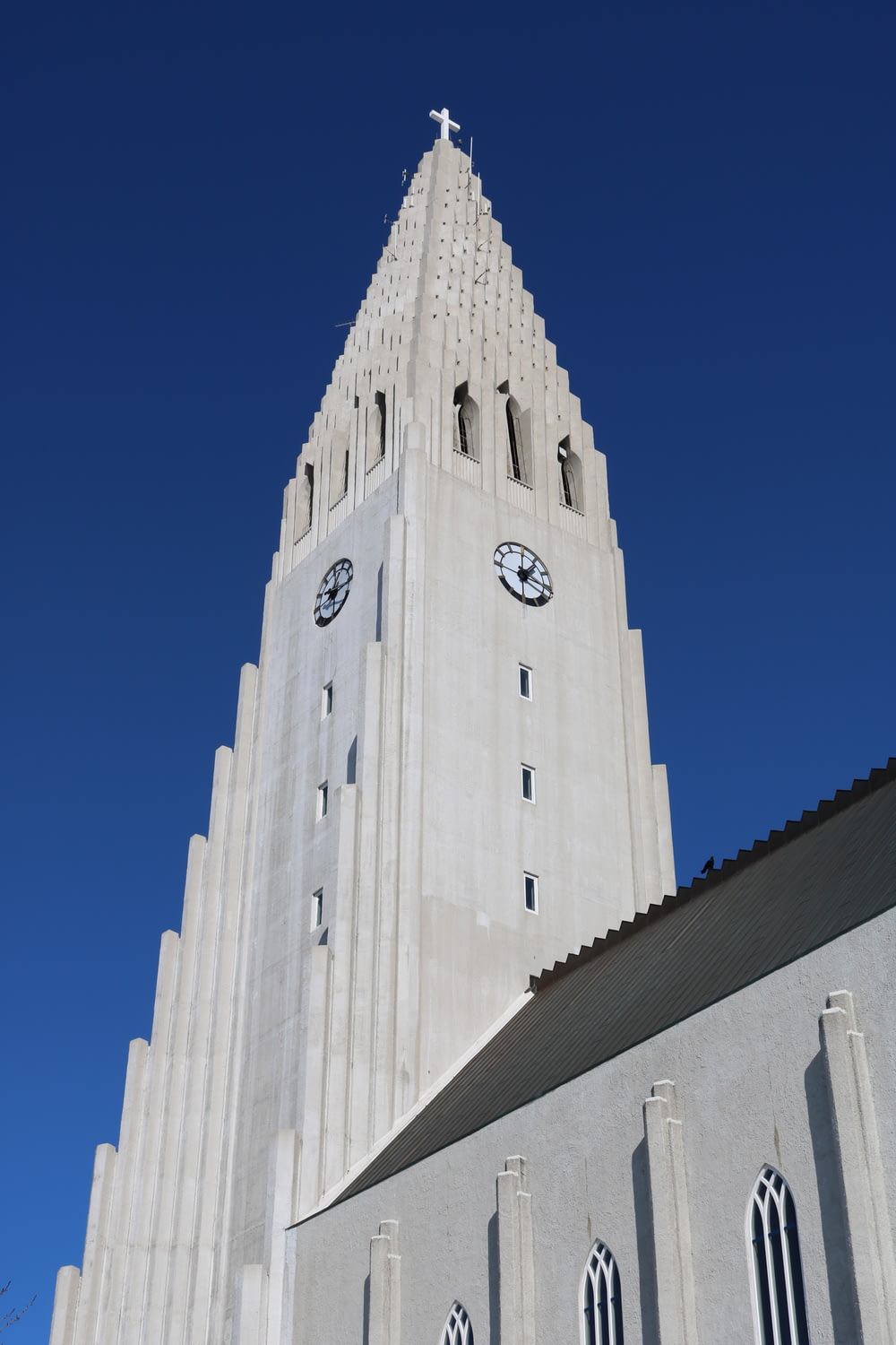 Edifício de concreto branco e preto sob o céu azul