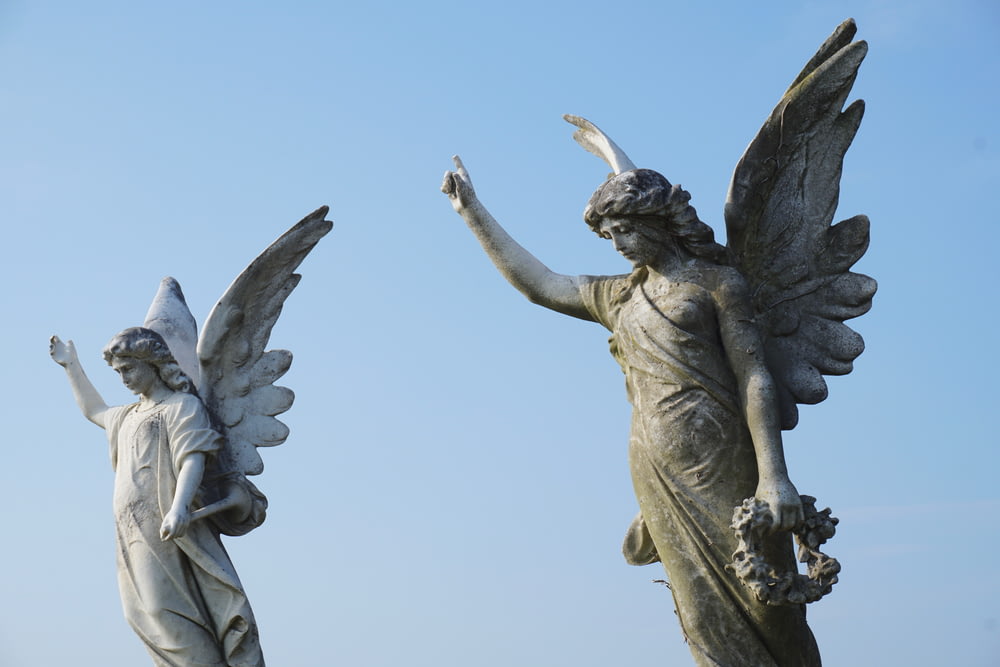 duas estátuas de anjo