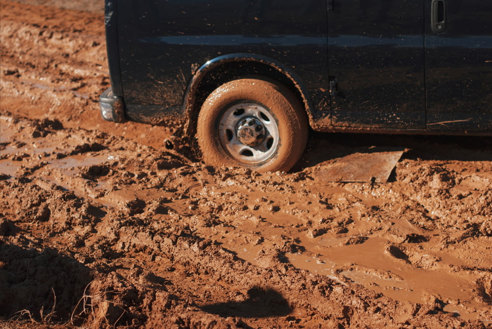 voiture noire coincée dans la boue