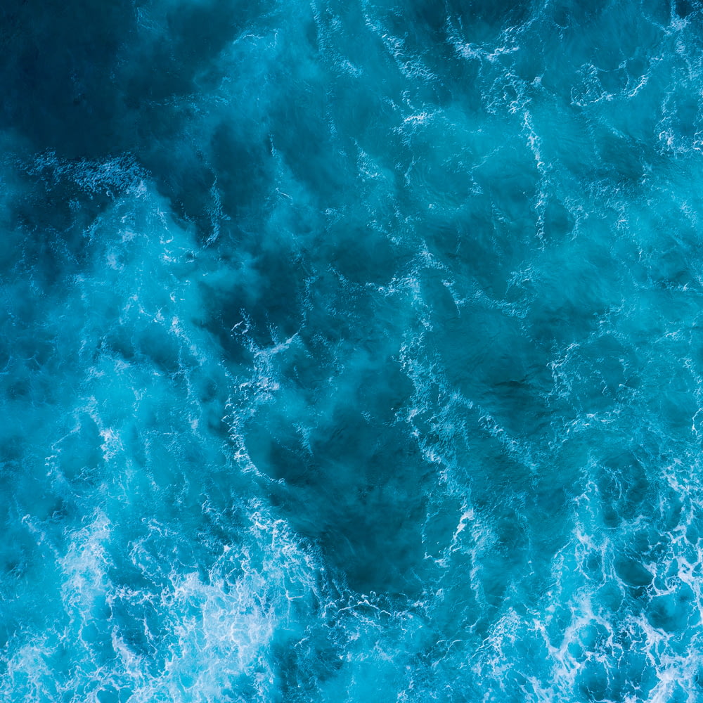 Foto de ángulo alto de agua azul
