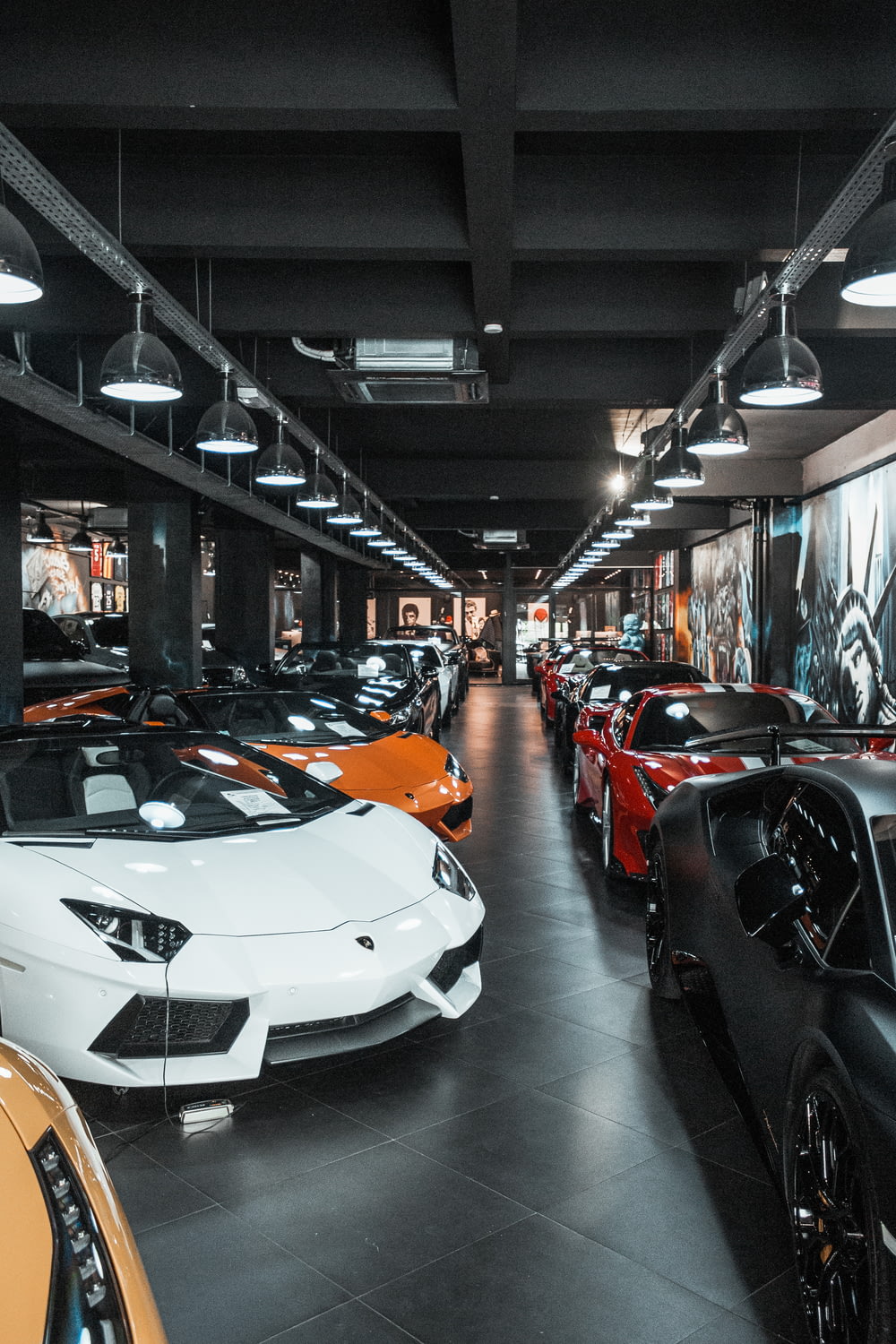 Parking de voitures de luxe différentes à l’intérieur du bâtiment