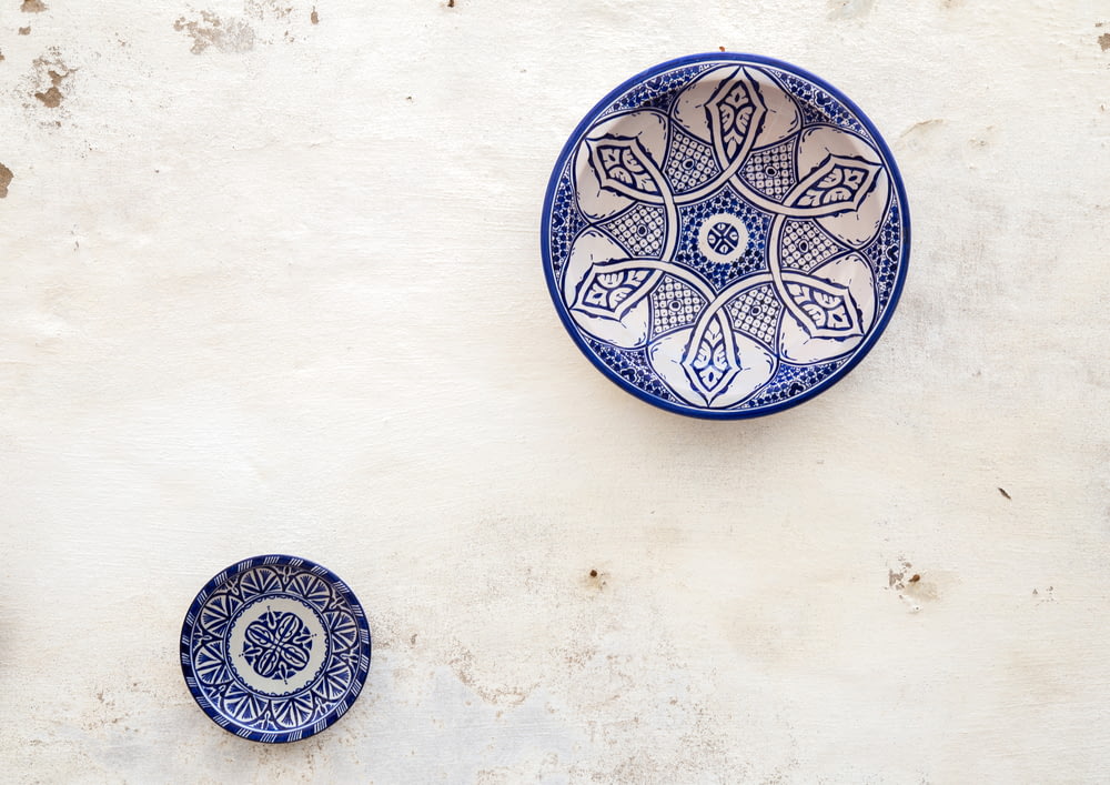 白と青の陶器の食器2品