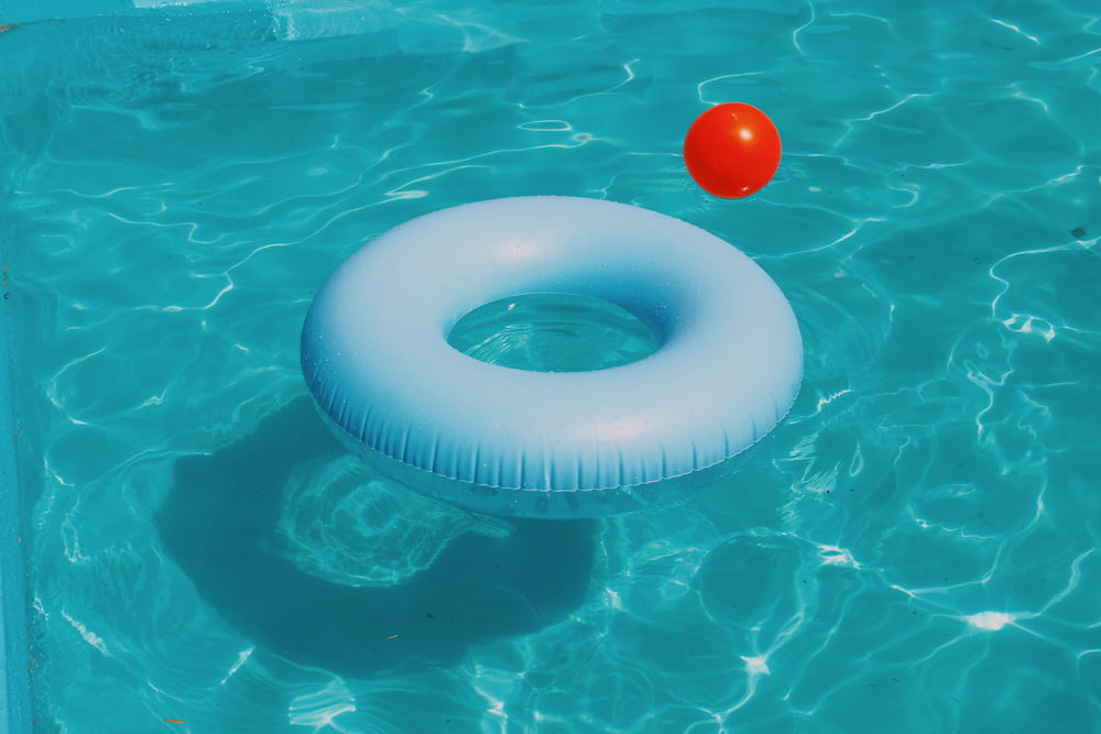 anello per piscina galleggiante sull'acqua