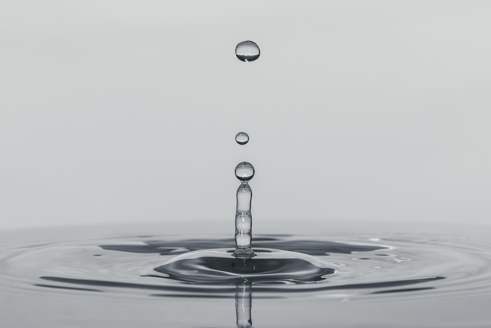 una gota de agua que cae en un cuerpo de agua