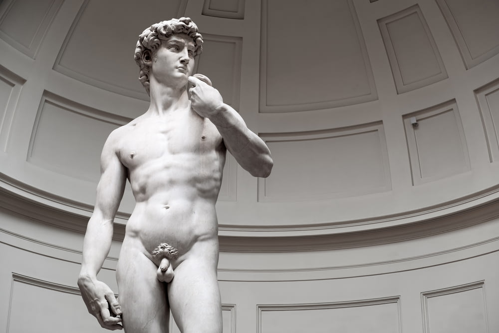 Escultura de hombre desnudo
