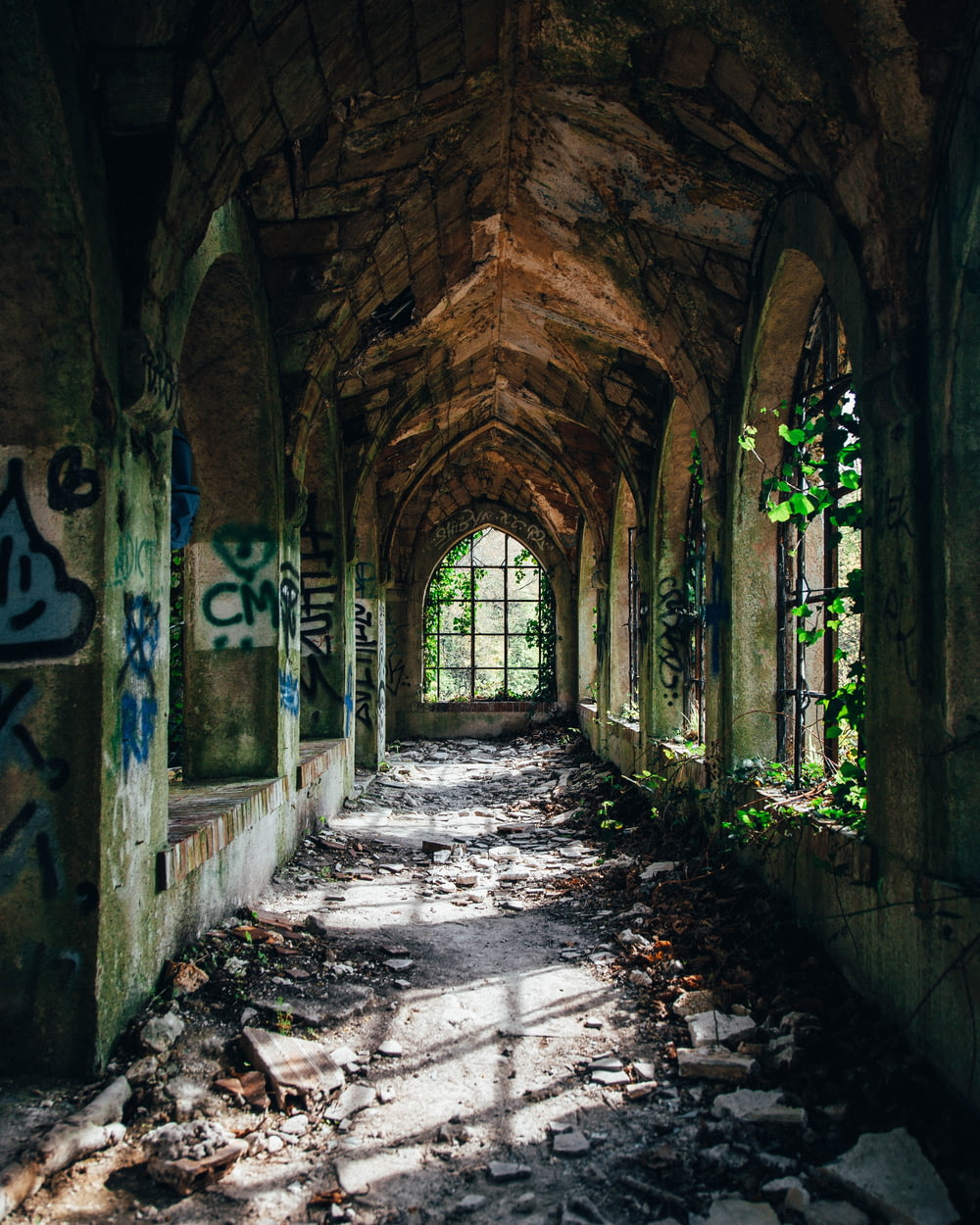 couloir des ruines d’un bâtiment vide