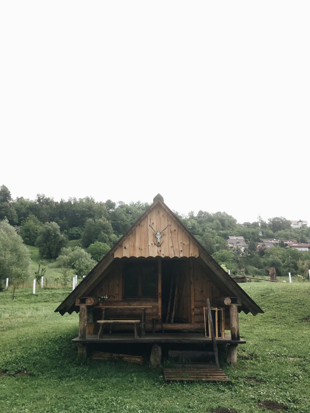 Casa de madeira marrom na pastagem verde durante o dia