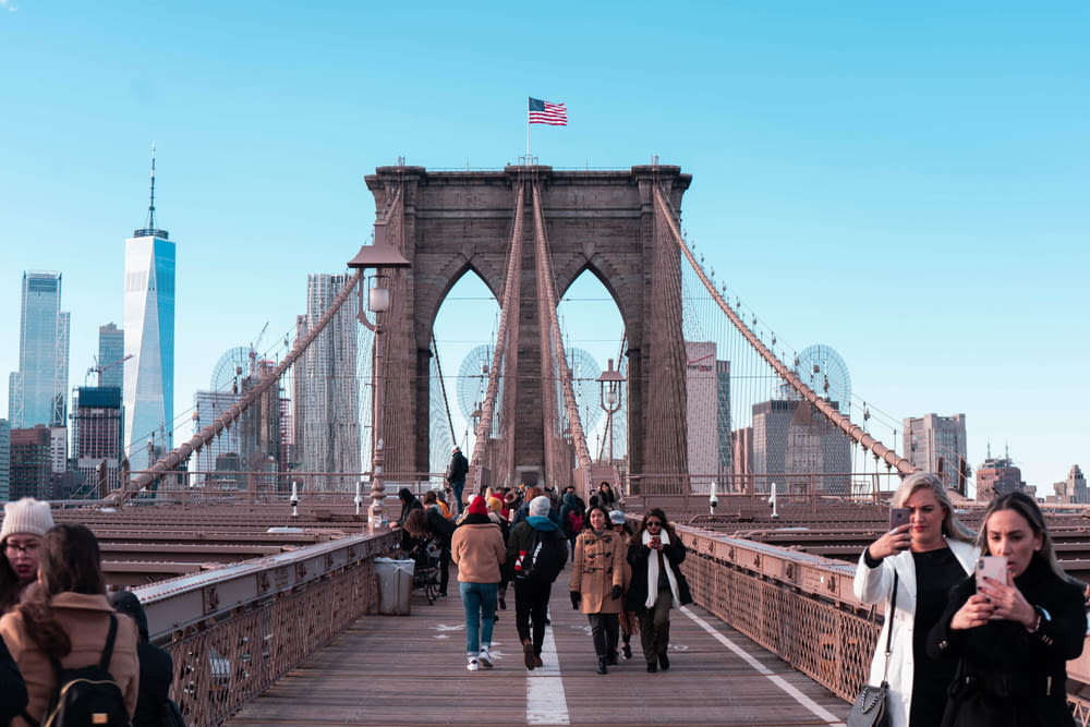 personnes marchant près du pont de Brooklyn pendant la journée