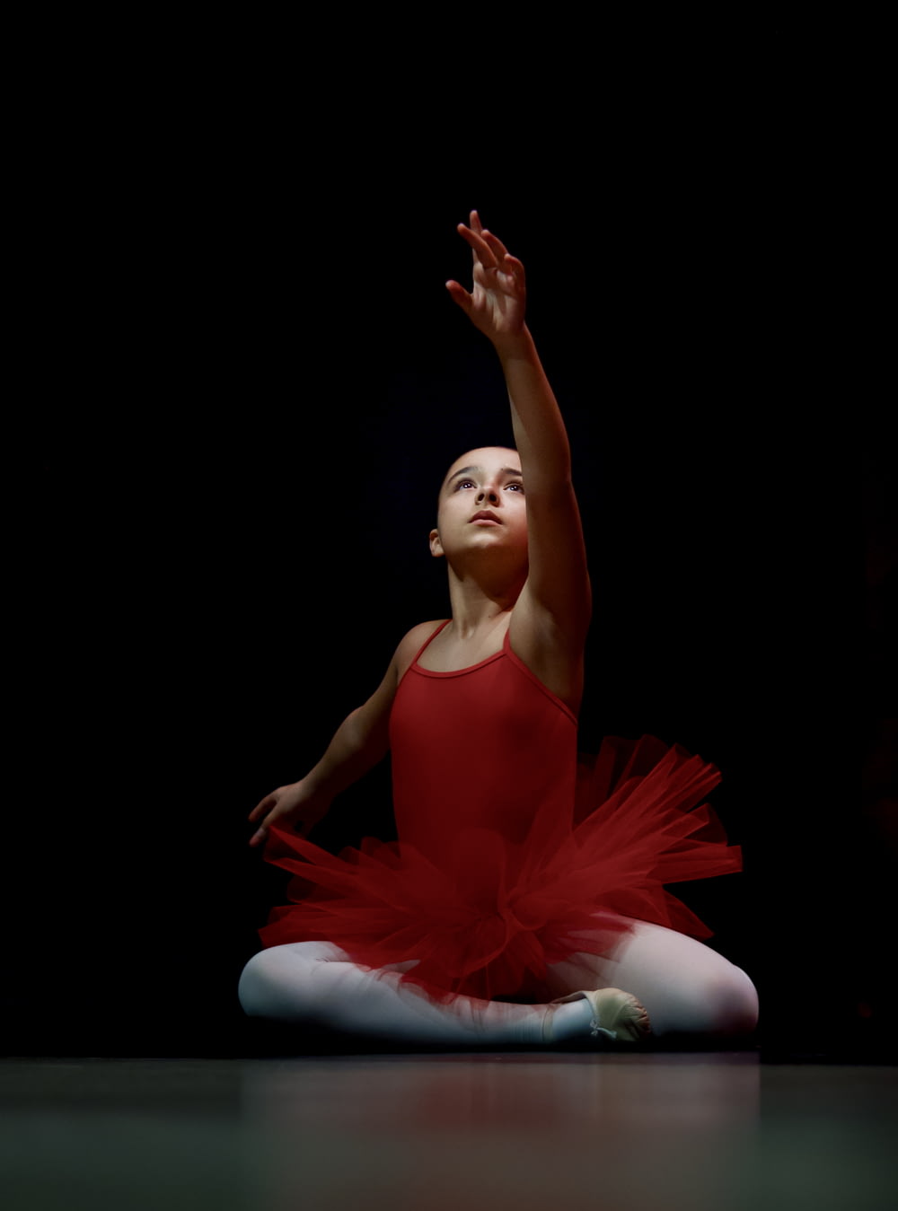 Ballerina im roten Kleid