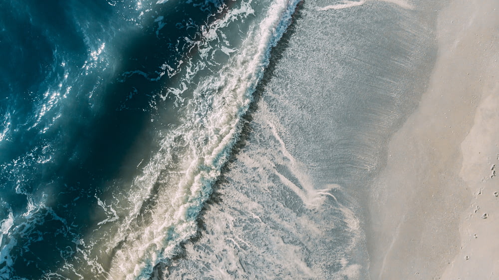 海の波の航空写真