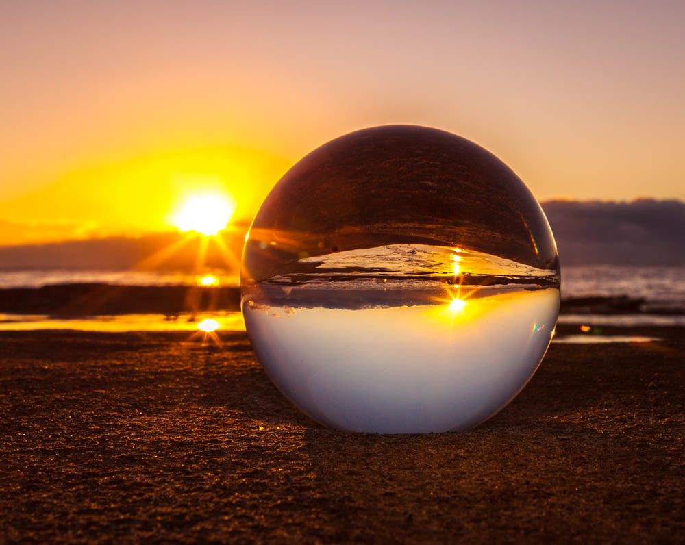 bola de mármore transparente perto da costa