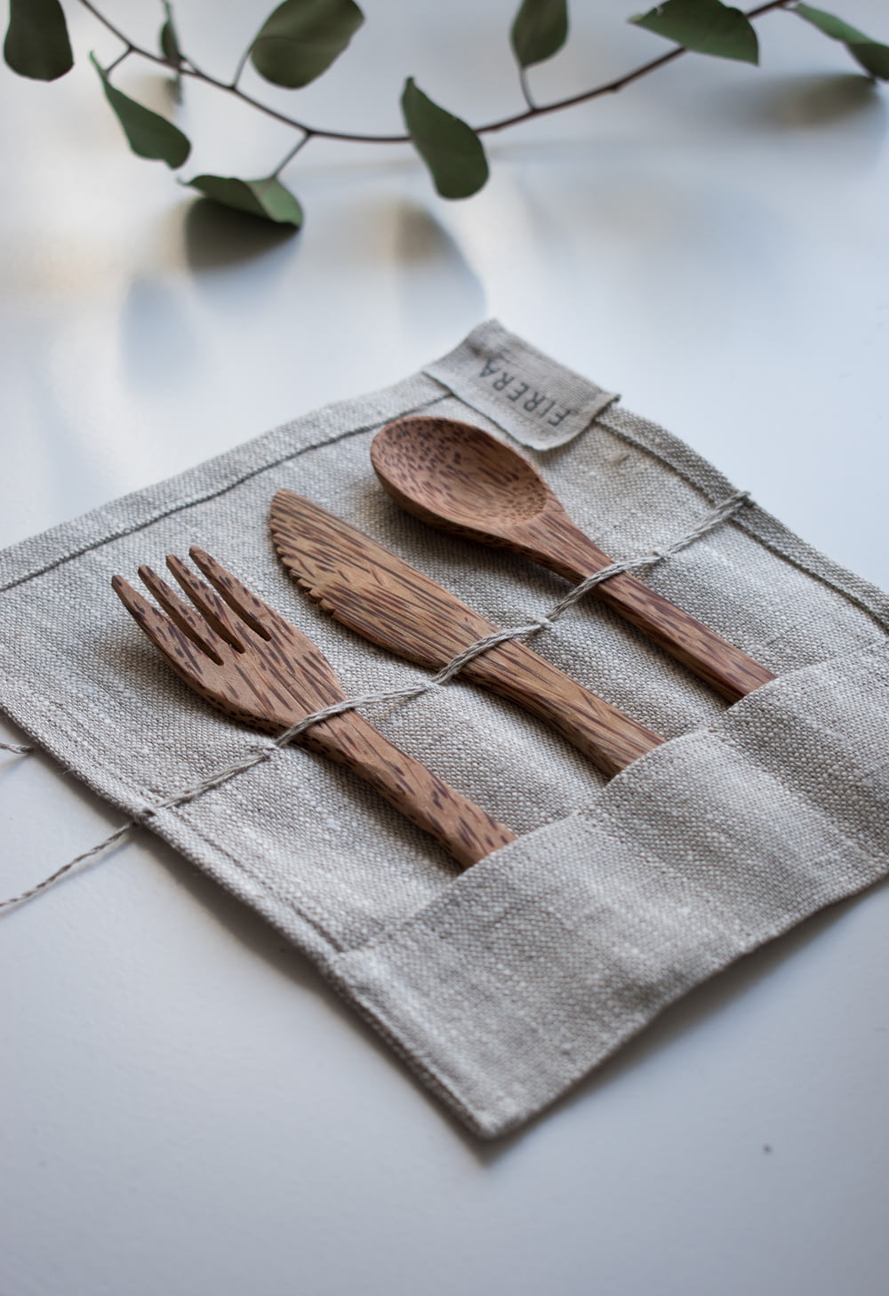 Fourchette, cuillère et couteau en bois brun sur textile