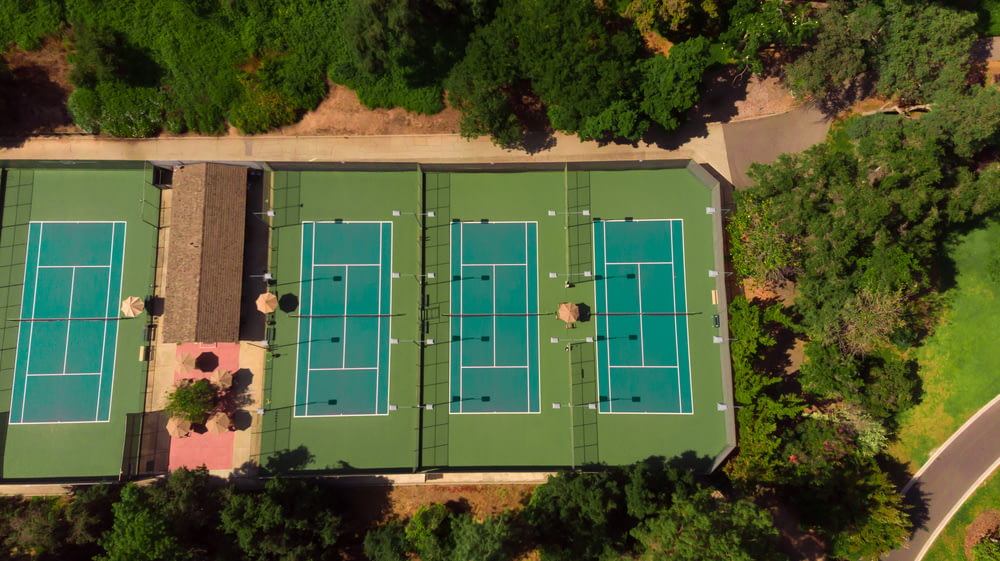 Luftaufnahmen von drei Tennisplätzen