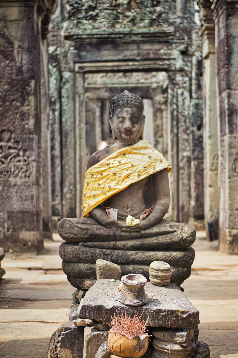sitting Buddha statue during daytime