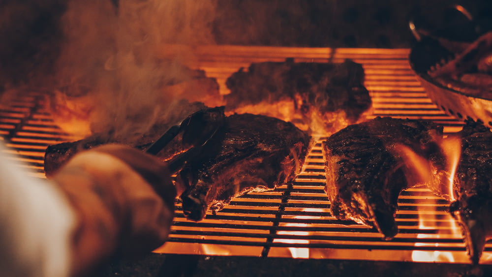 고기를 굽는 사람의 클로즈업 사진