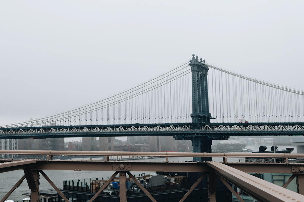 昼間の灰色の吊り橋