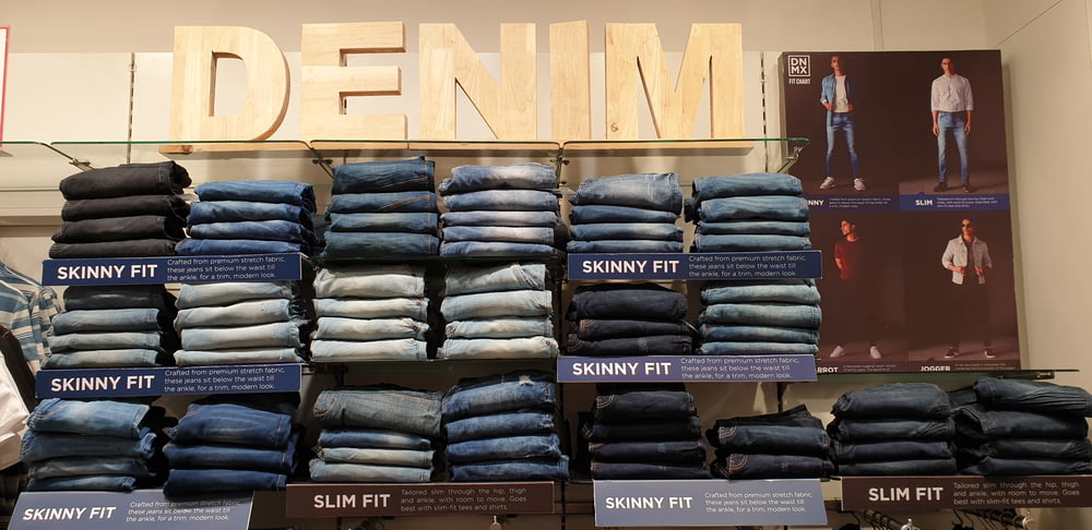 Lote de jeans azules en el estante