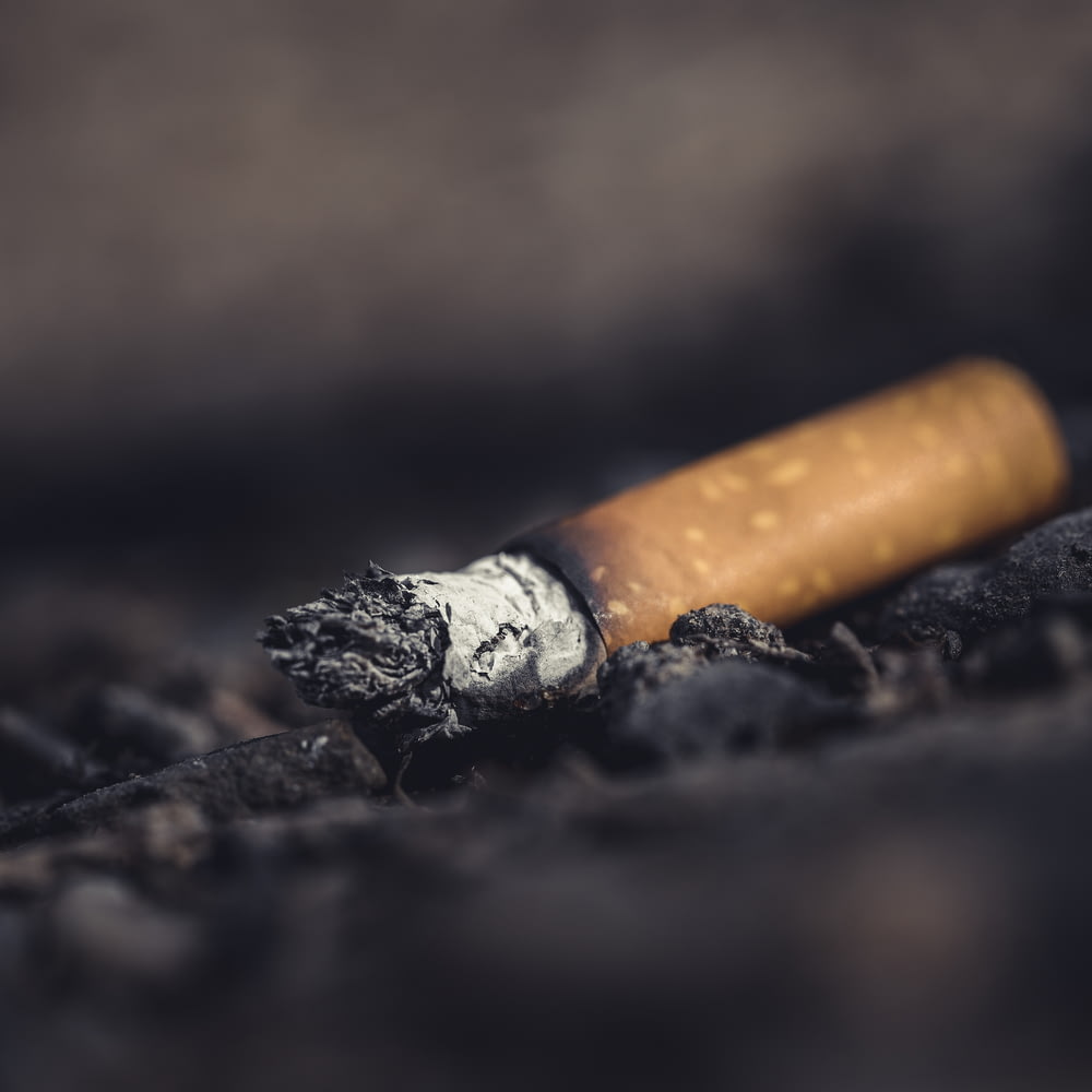 foto de closeup da bituca de cigarro