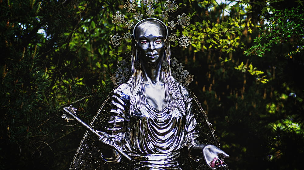 Mujer sosteniendo la varita estatua