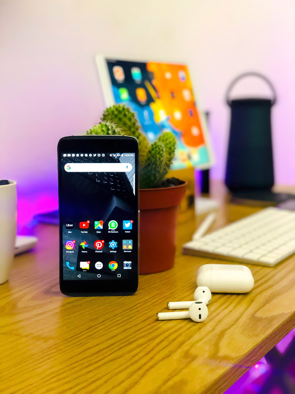 smartphone Android preto na mesa
