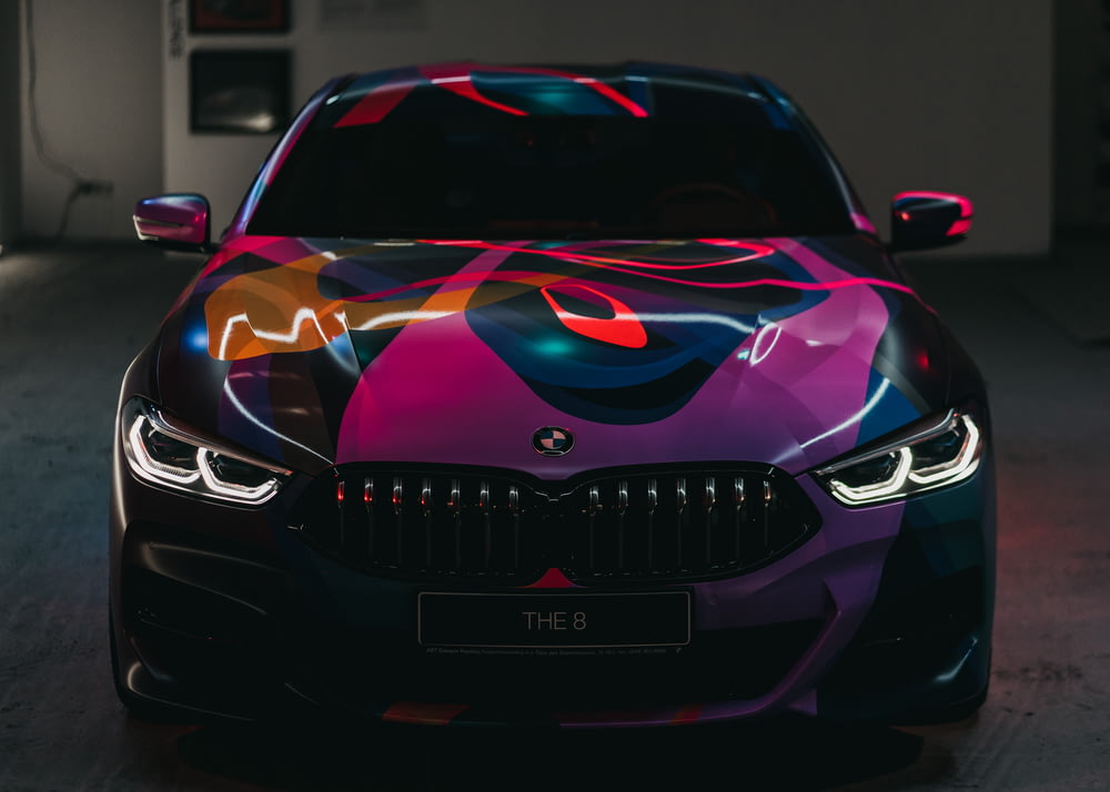 véhicule BMW noir et violet