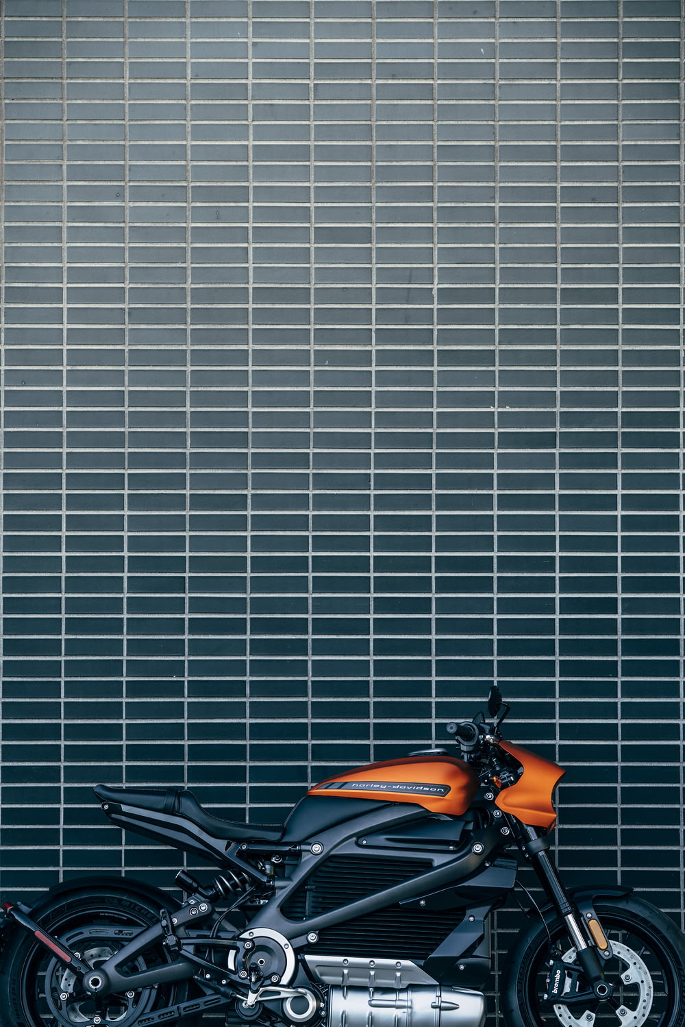 moto orange et noire