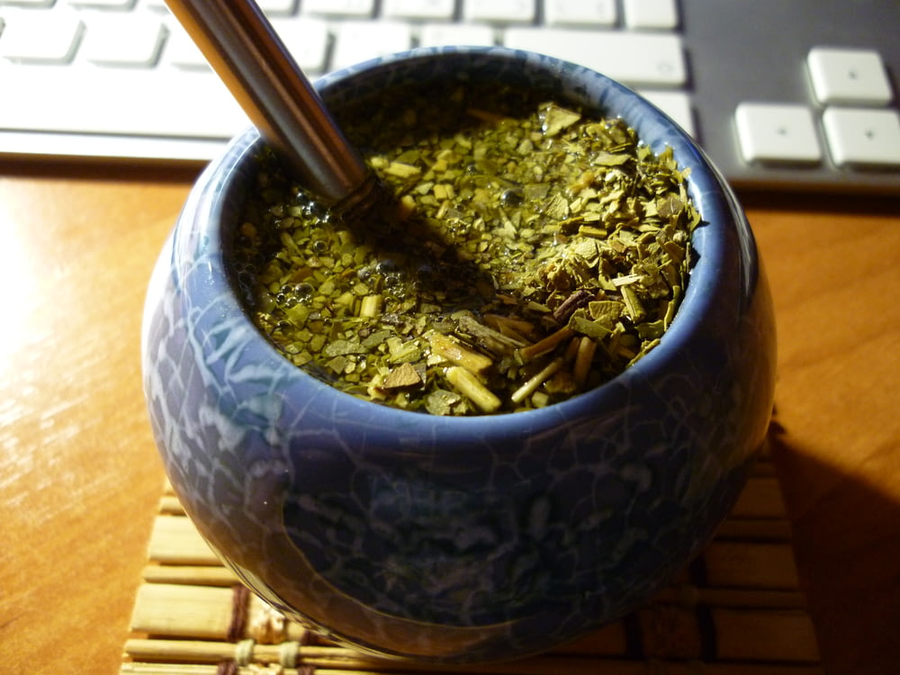 Grüner Tee in blauer Keramikschale