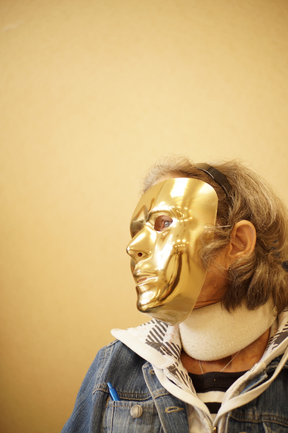 Person mit goldener Maske