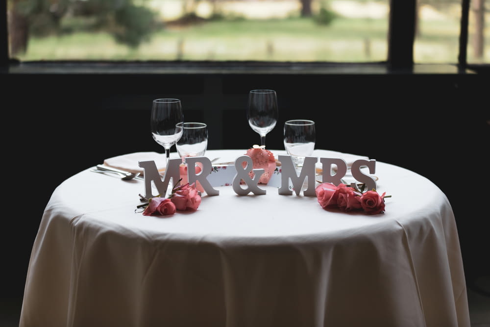 Carta independiente del Sr. y la Sra. sobre la mesa con cuatro copas de vino