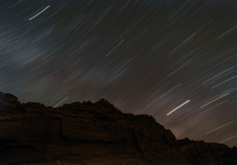 Fotografia Time Lapse della montagna durante la notte
