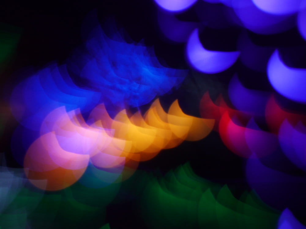Fotografía borrosa de luces coloridas en una habitación oscura