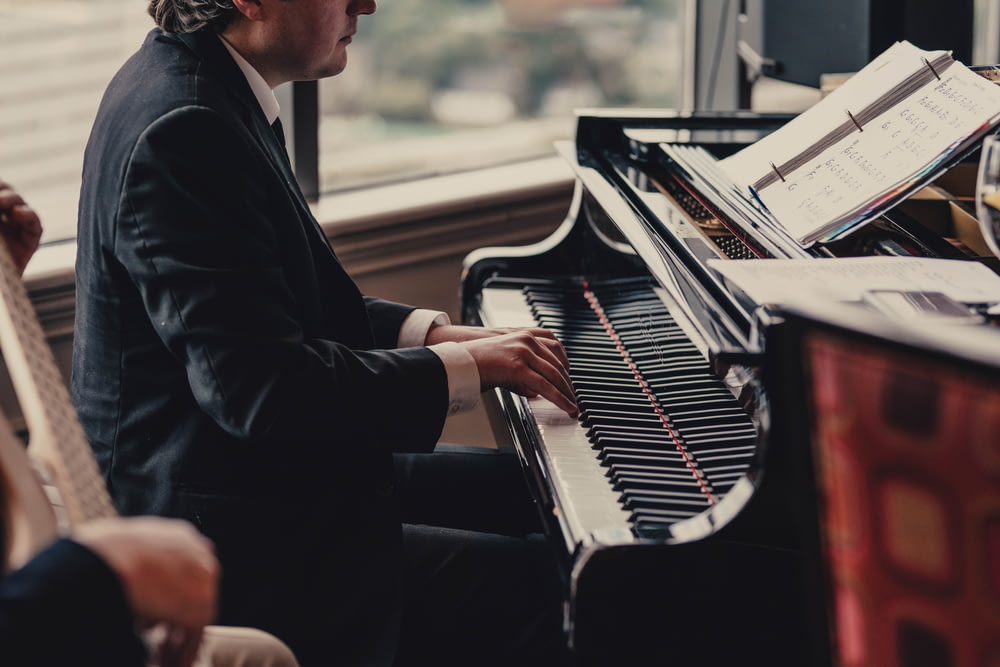 Fotografia de foco seletivo de pessoa tocando piano