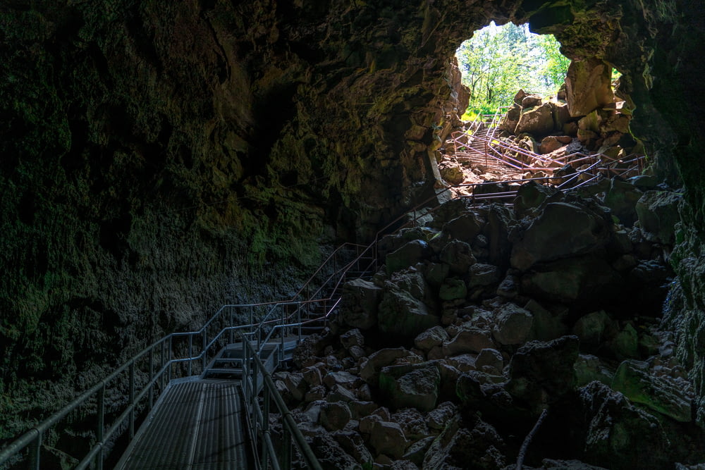 洞窟内の灰色の橋