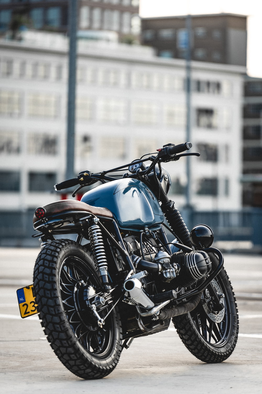 파란색과 검은색 오토바이 선택적 초점 사진