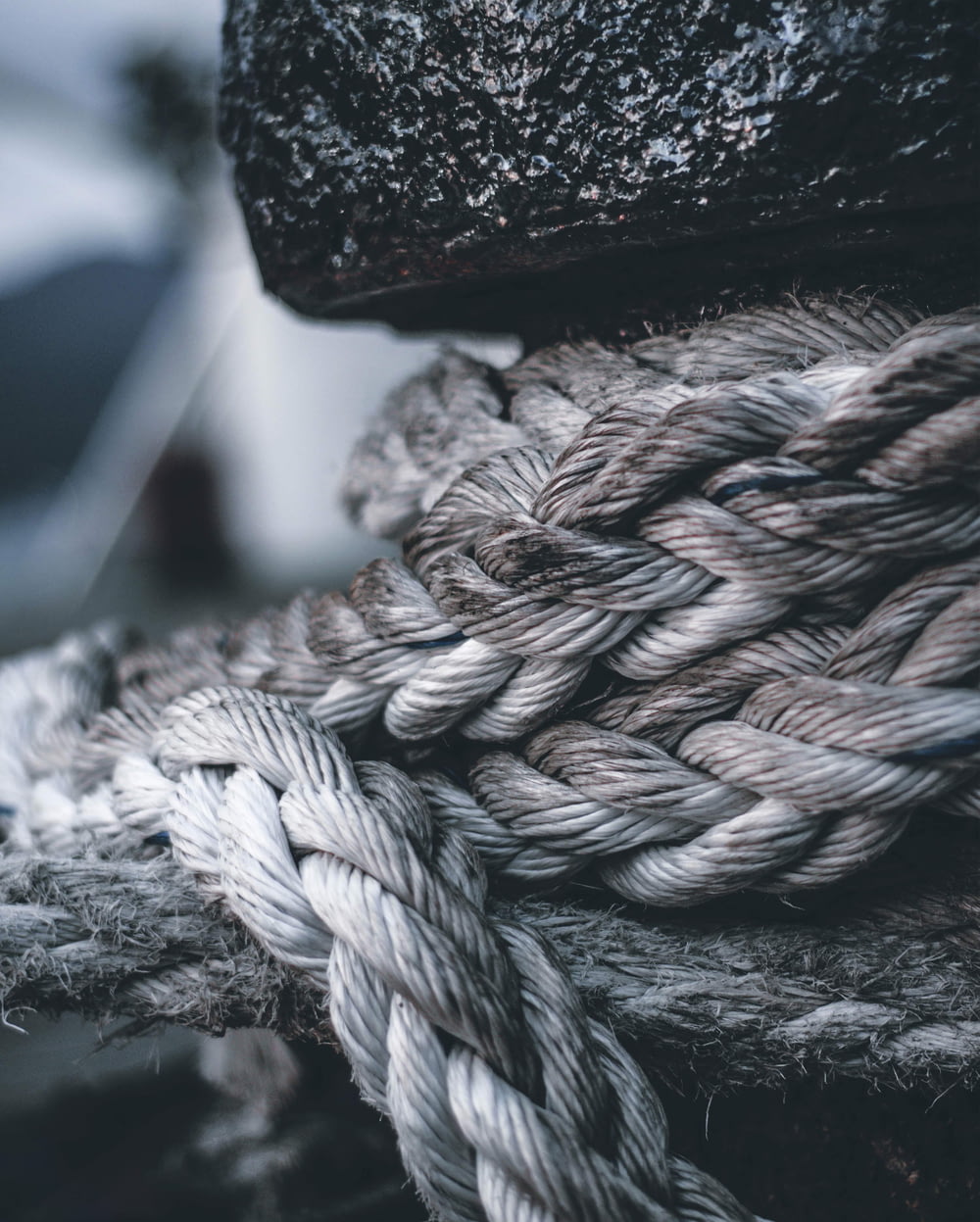 Eine Nahaufnahme eines Seils auf einem Boot