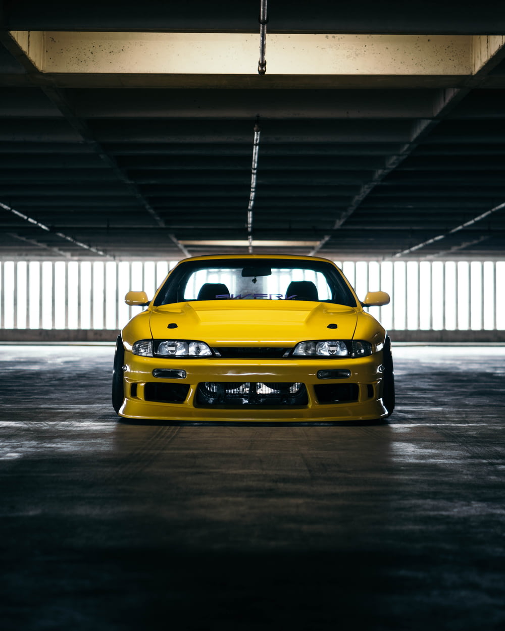 parking jaune pour voitures de sport à l’intérieur du garage