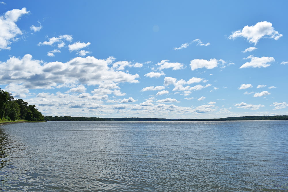 foto di paesaggio di un lago