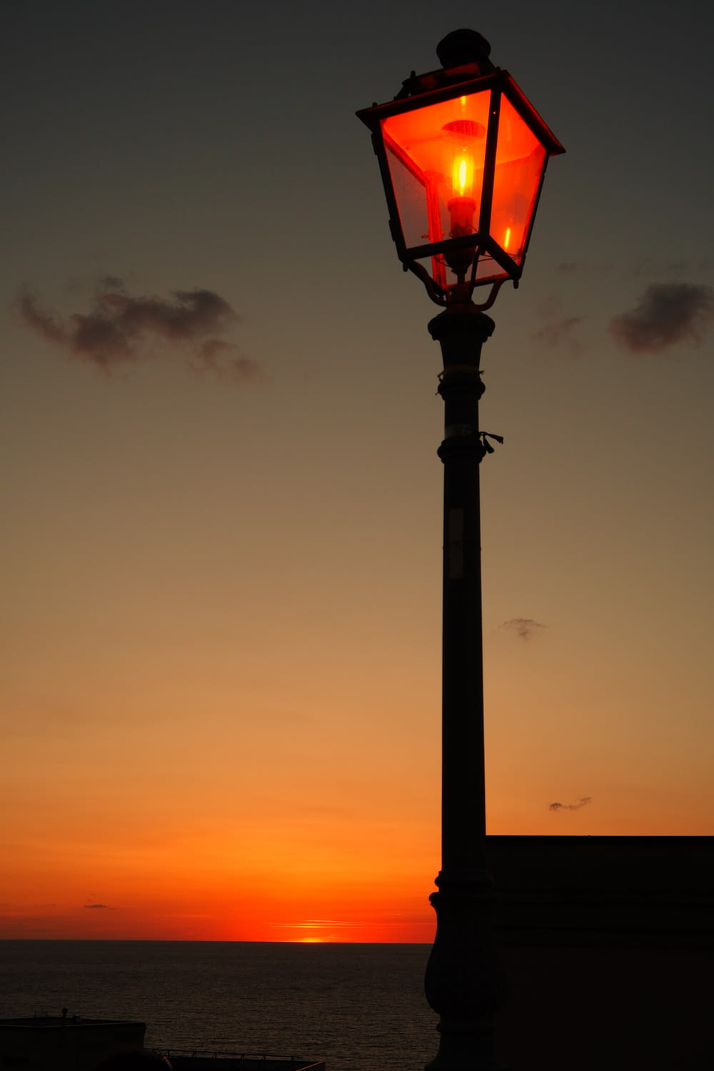 街路灯のシルエット写真