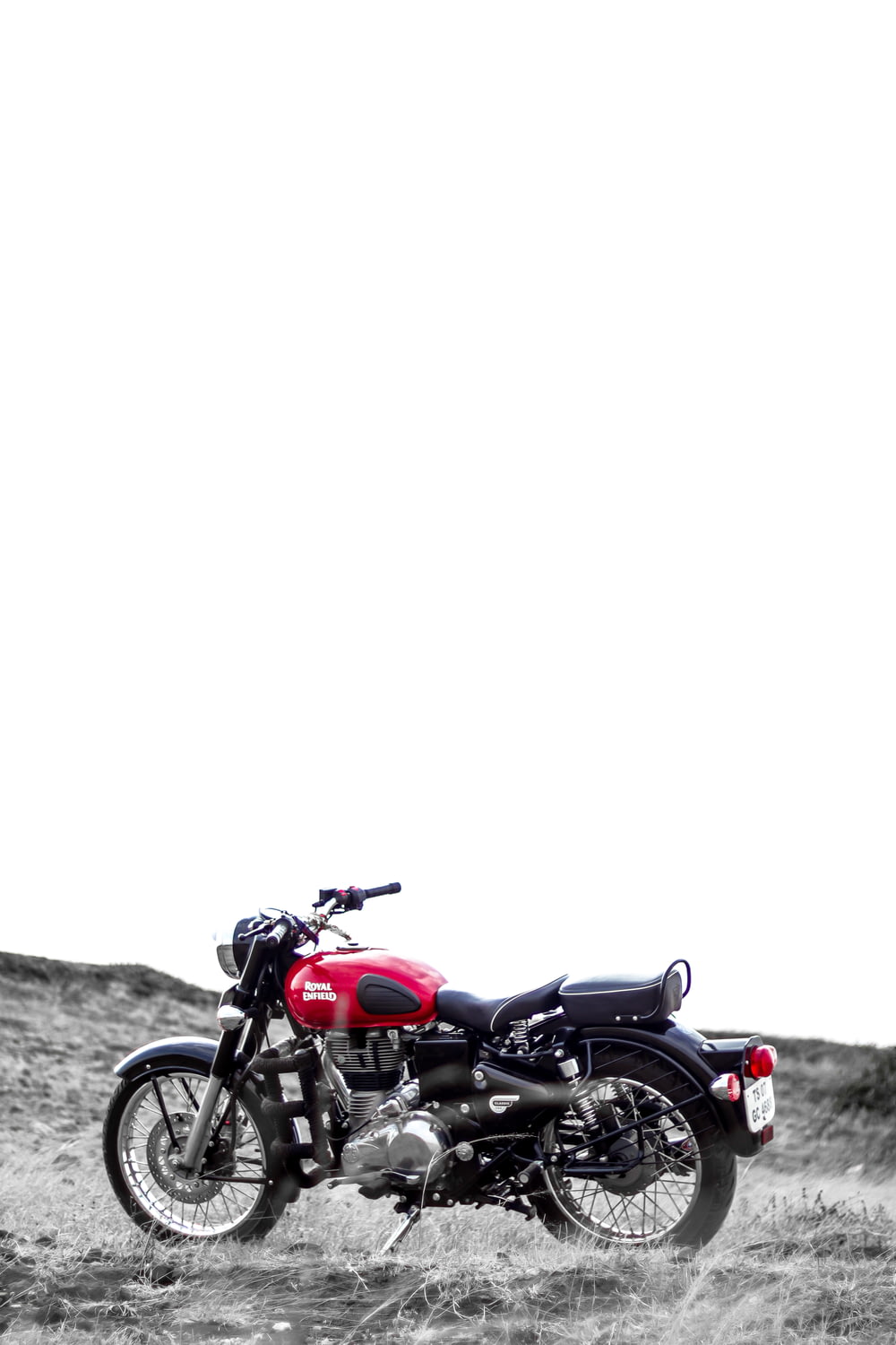 Motocicleta estándar negra y roja