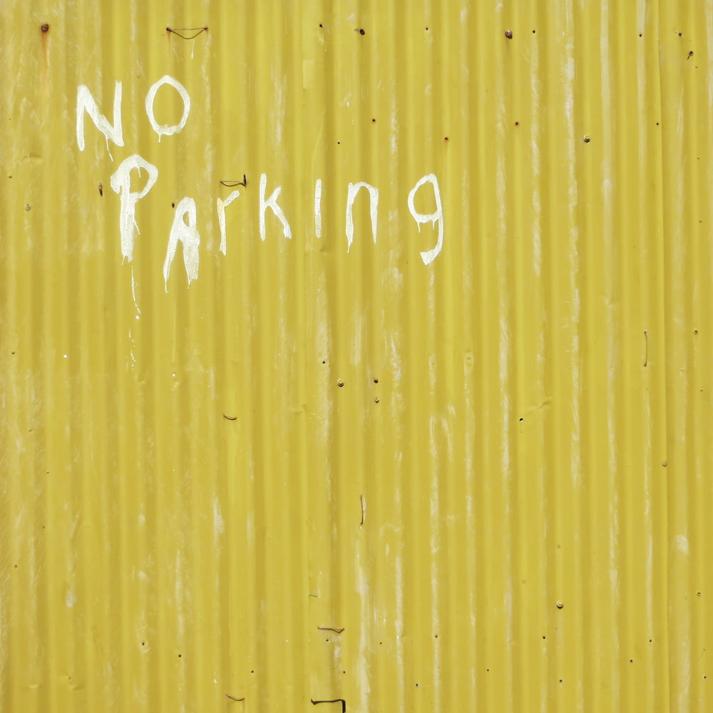 Mur jaune avec impression de stationnement interdit