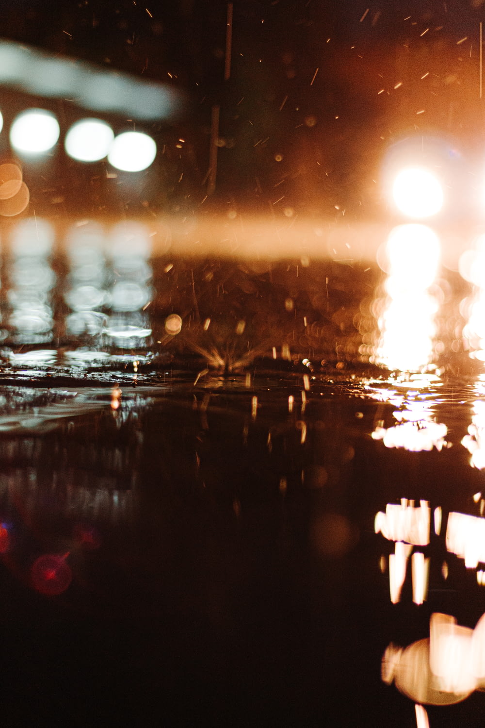 gouttes de pluie sur une route en ciment la nuit