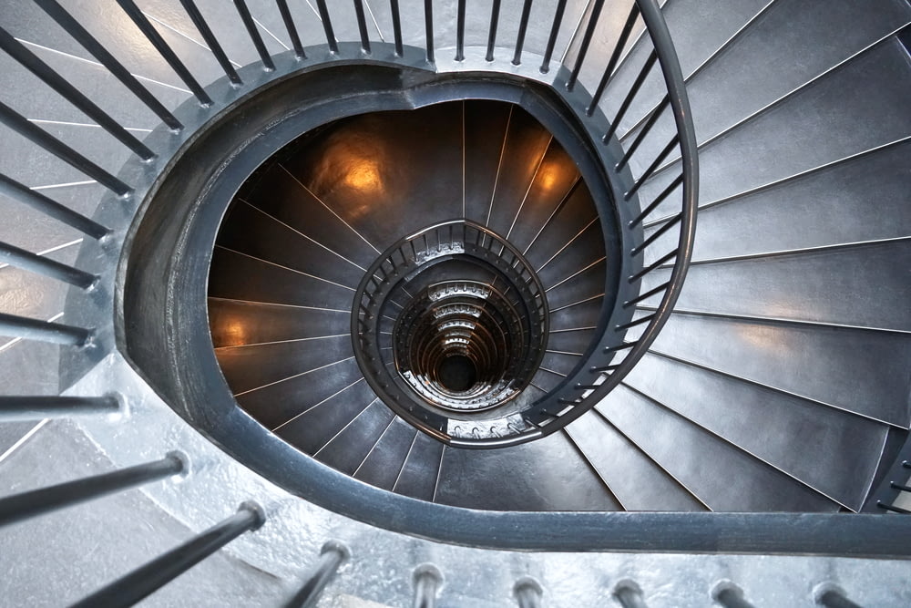 Escaliers en colimaçon en béton gris sans personne