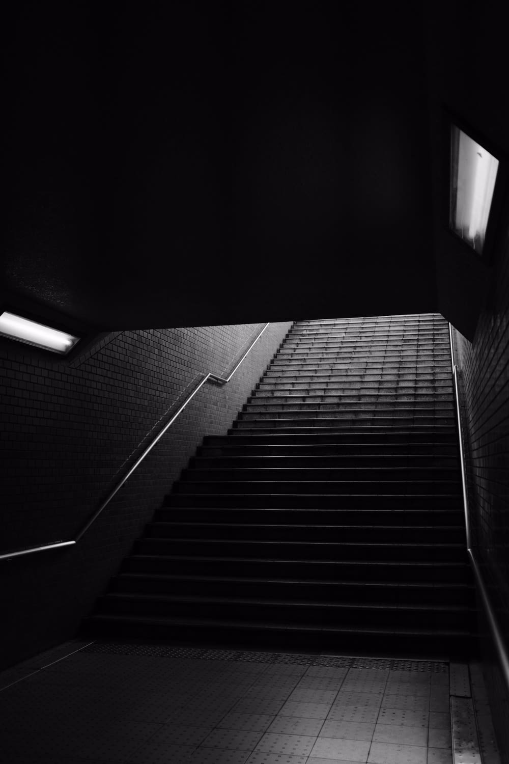 Photographie en niveaux de gris de l’escalier