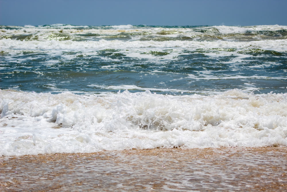 Landschaftsfoto eines Strandes und Wellen