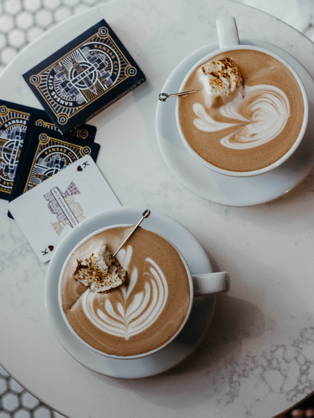 cappuccino latte em copo de cerâmica com pires