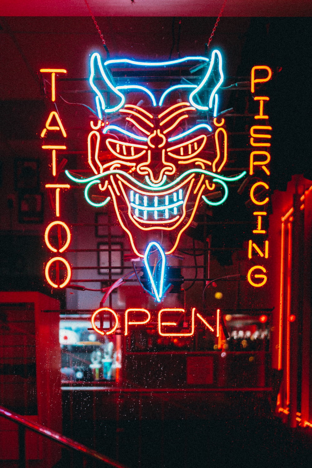 rotes und blaues Tattoo Piercing offenes LED-Schild