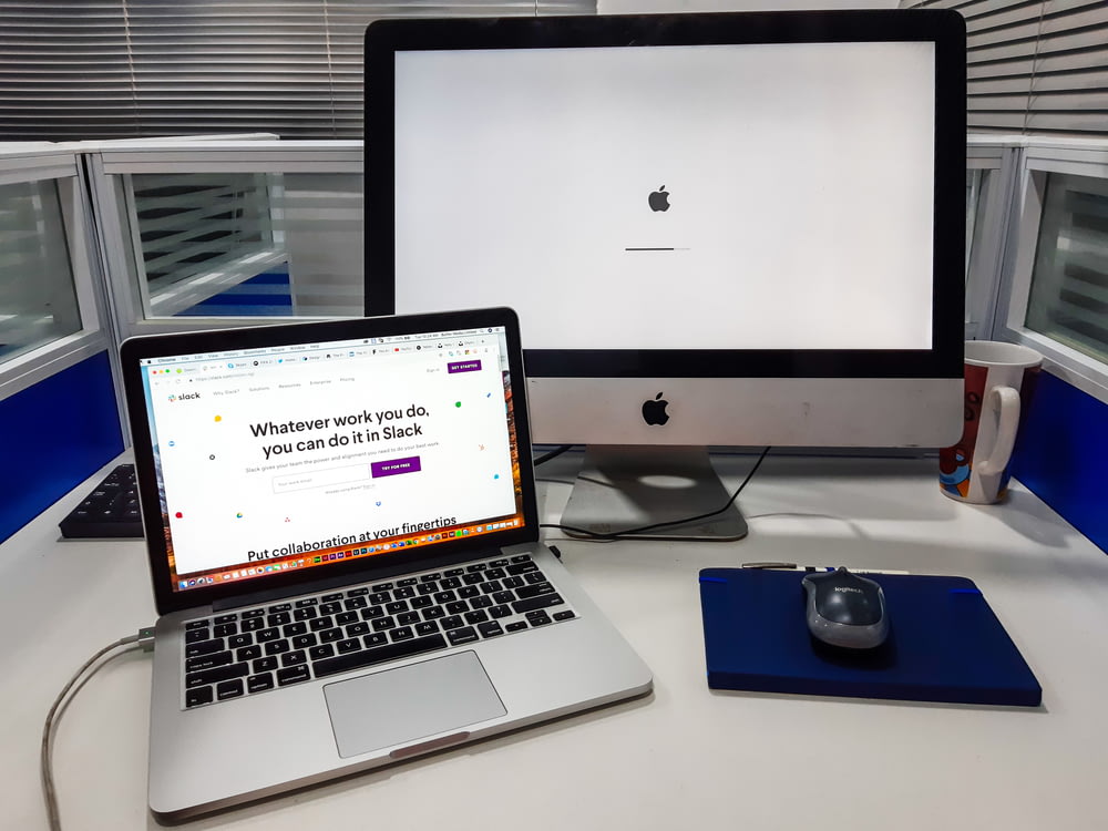 iMac argento vicino al MacBook Pro grigio siderale
