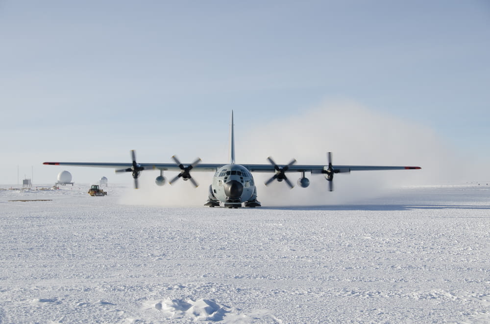 Flugzeug landet tagsüber auf Schneefeld