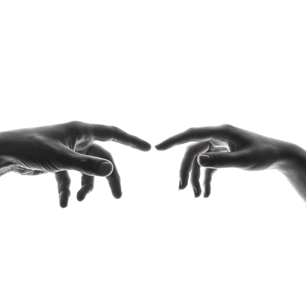os dedos de conexão de duas pessoas